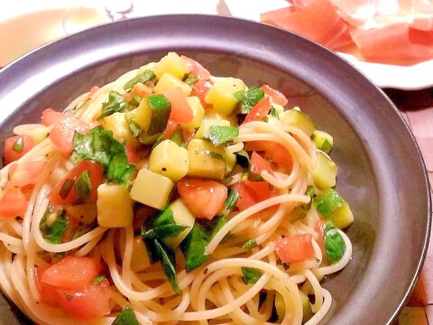 トマトとバジルとズッキーニの冷製パスタ